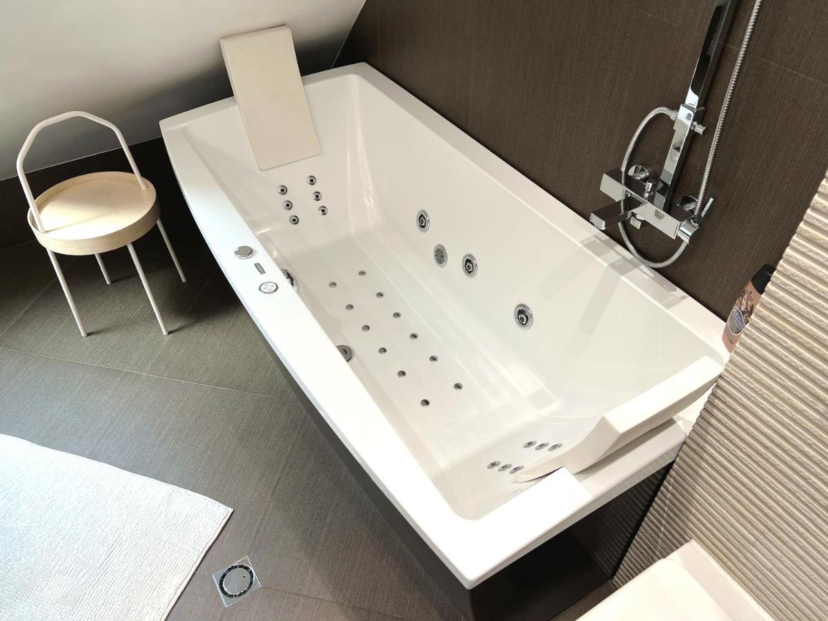 Unique Luxurious Jacuzzi Penthouse Duplex In City Center! 2 Baths! Free Parking! โซเฟีย ภายนอก รูปภาพ