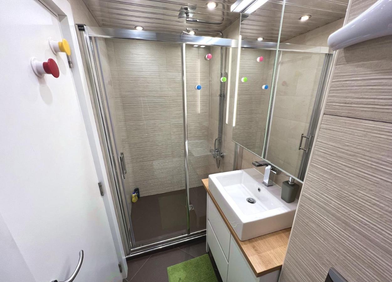 Unique Luxurious Jacuzzi Penthouse Duplex In City Center! 2 Baths! Free Parking! โซเฟีย ภายนอก รูปภาพ